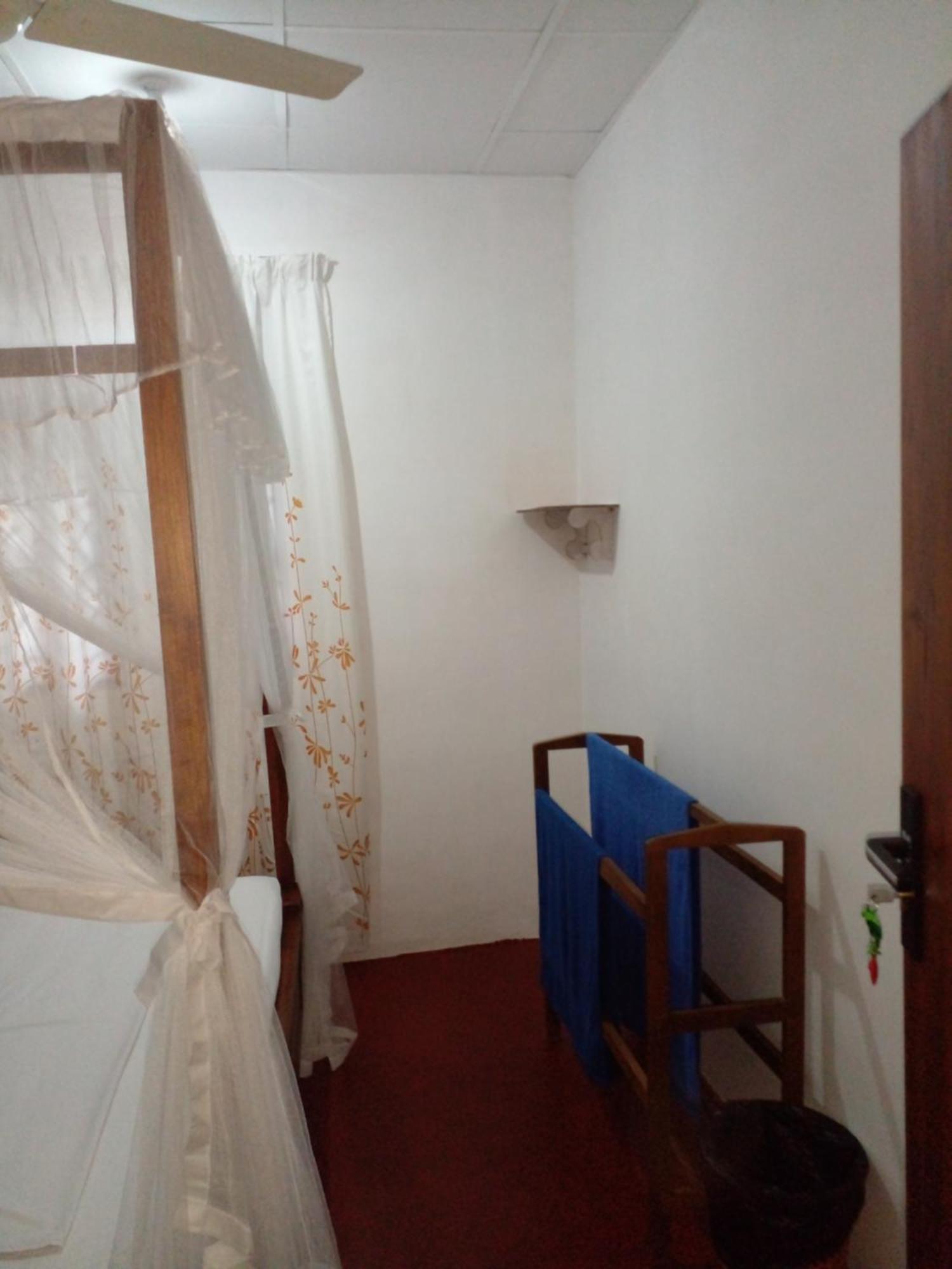 Coco One Holiday Inn Mirissa Room photo